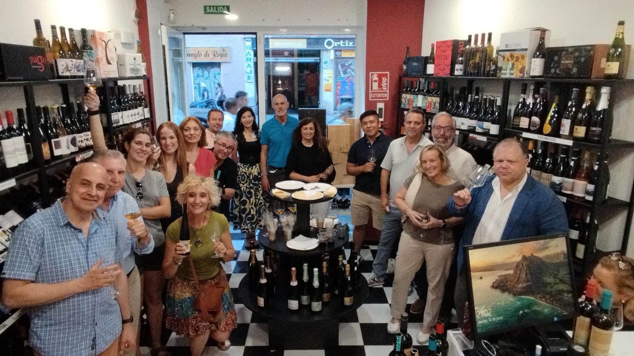 Cata de vinos en tienda la boXdeguita en Madrid