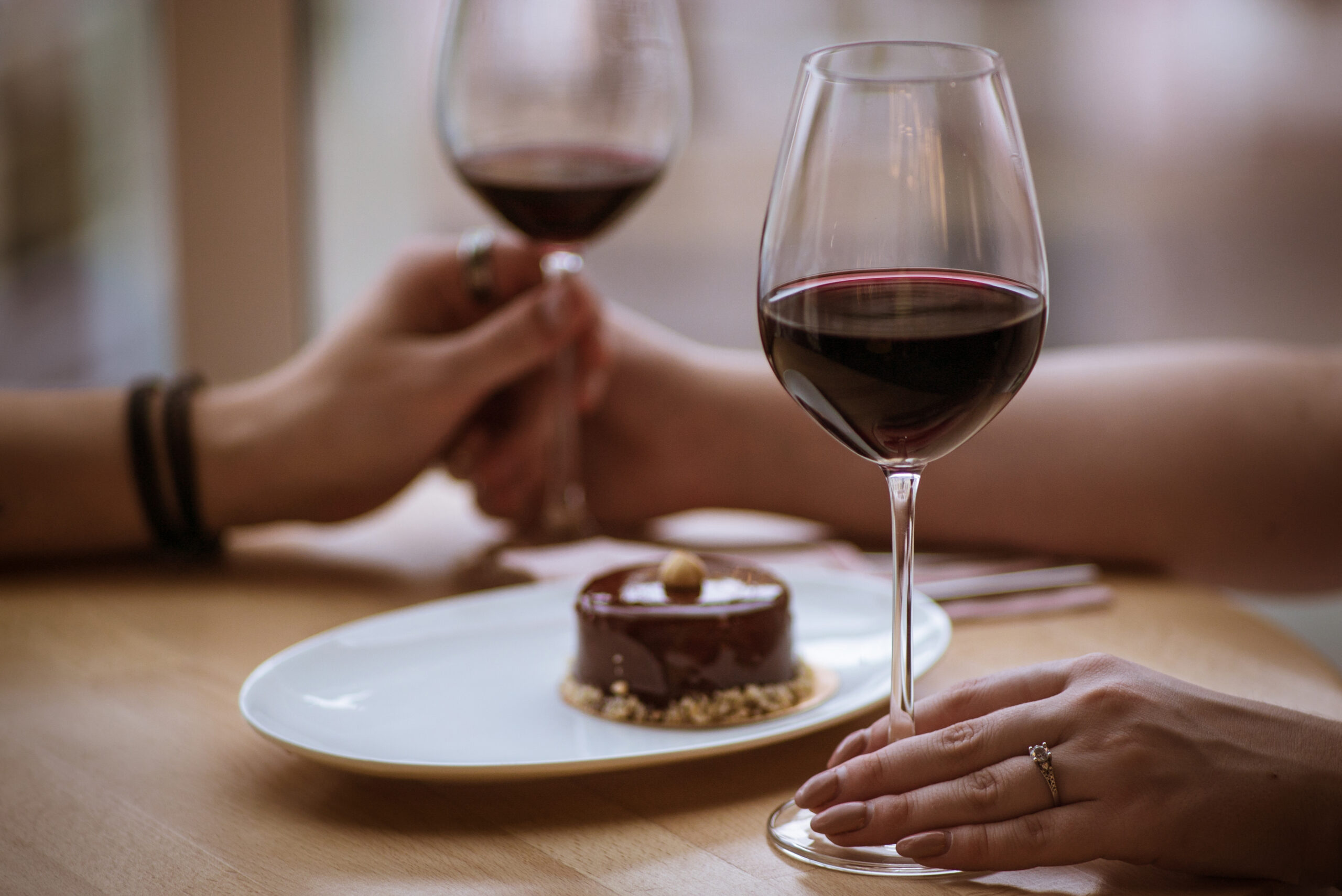 chocolate-negro-y-vino-tinto-el-maridaje-clasico